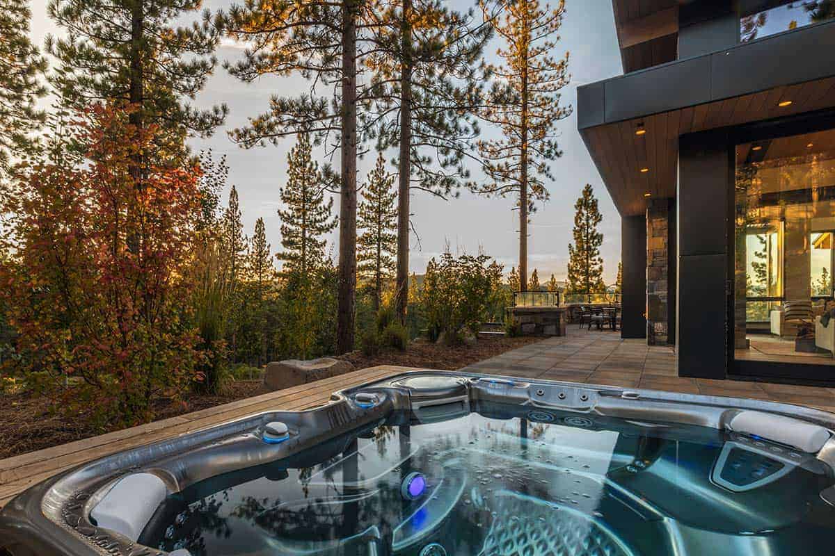 mountain-modern-patio-hot-tub