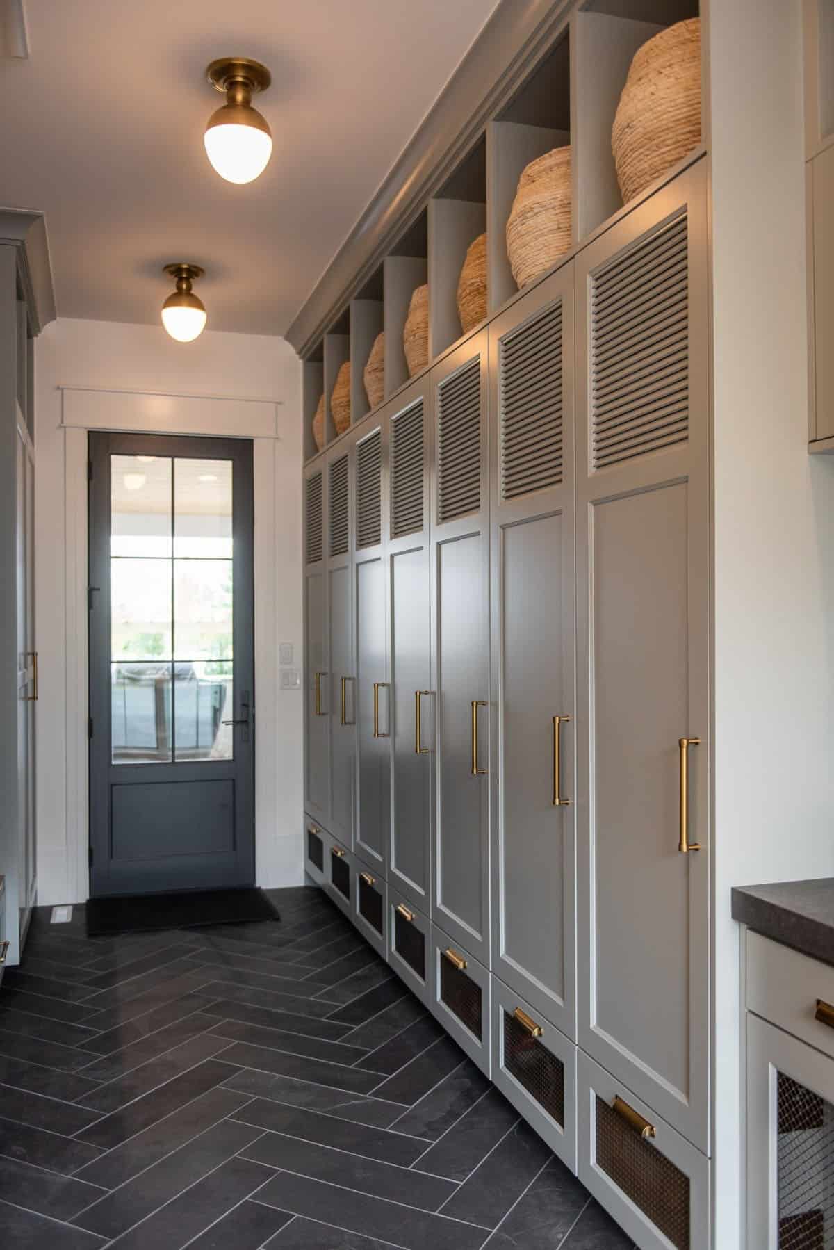 modern-farmhouse-mudroom