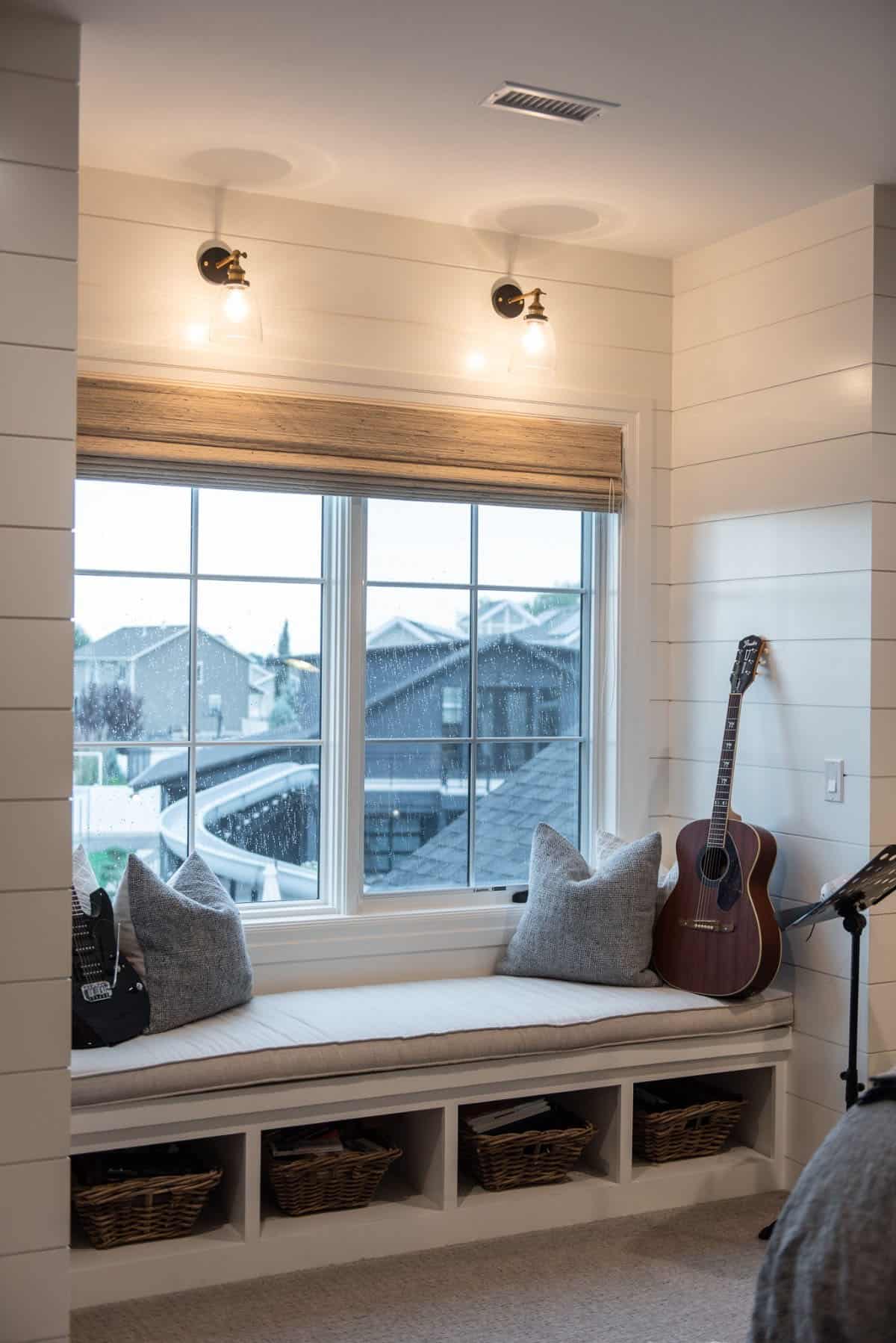 modern-farmhouse-kids-bedroom-window-seat