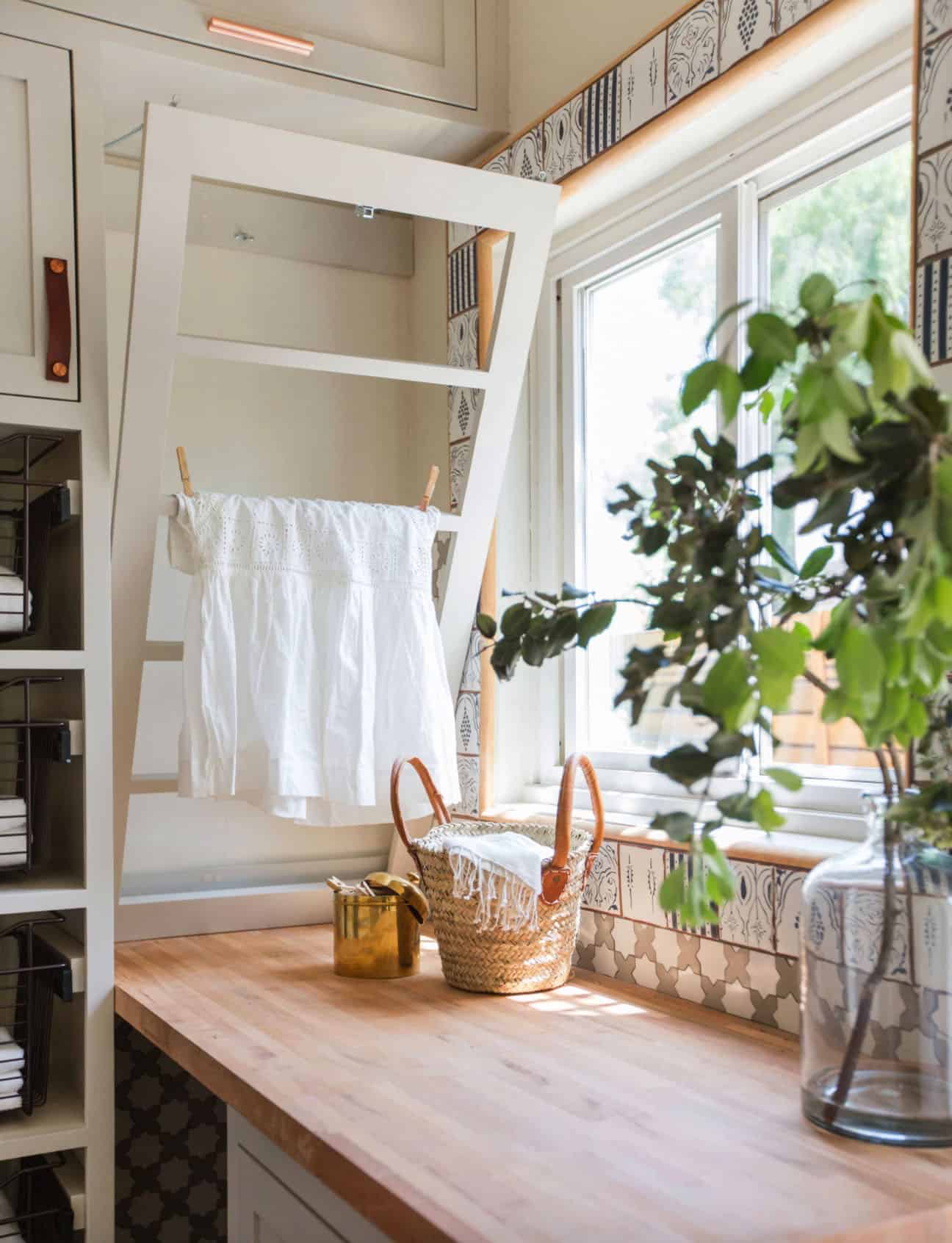tiny-laundry-room-drying-rack