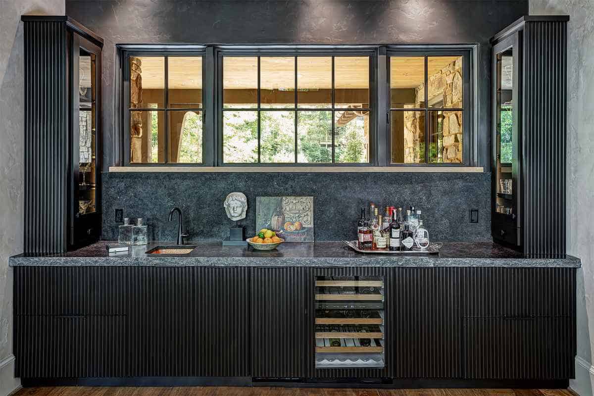 traditional-home-bar