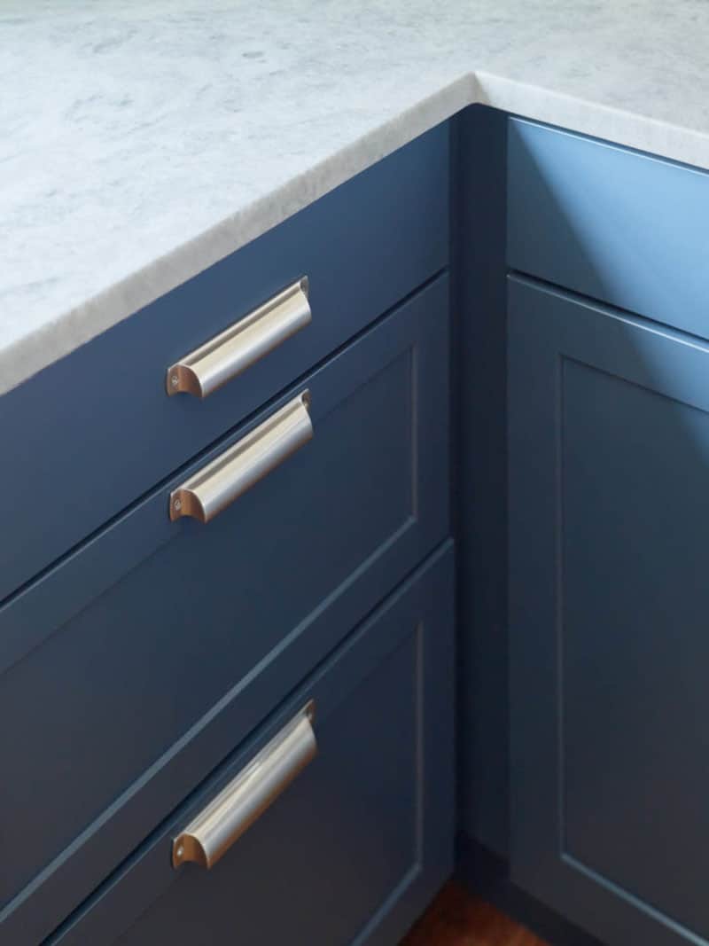 farmhouse-kitchen-cabinet-detail