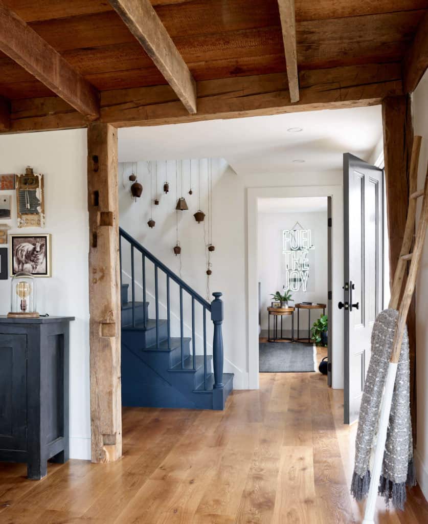 farmhouse-entry-staircase