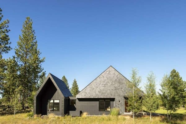 featured posts image for A black cladding house in Oregon blends in seamlessly with nature