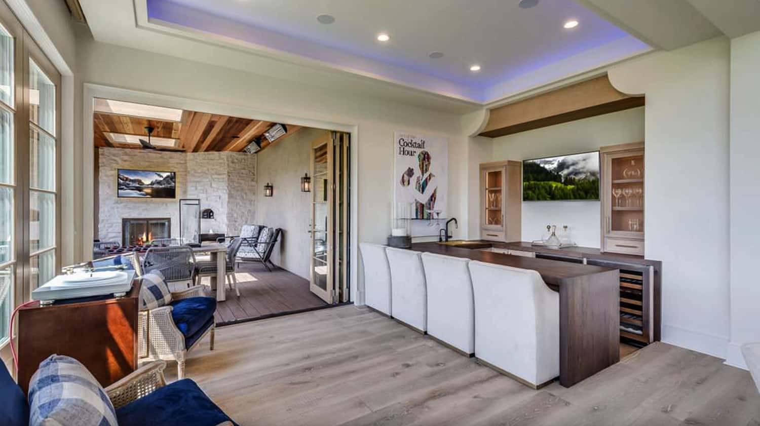 contemporary-home-bar