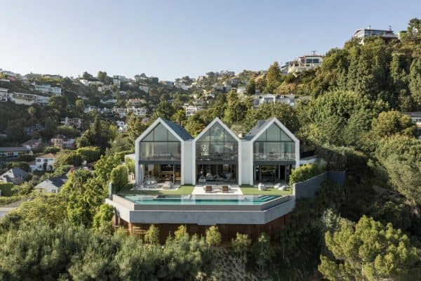 featured posts image for Fascinating minimalist home is cantilevered over the Los Angeles hills