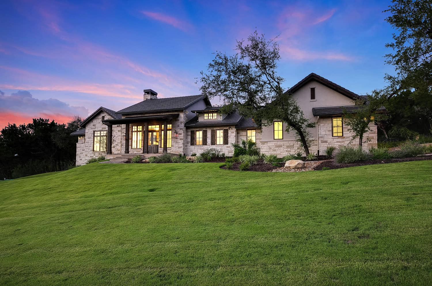 rustic-farmhouse-style-home-exterior