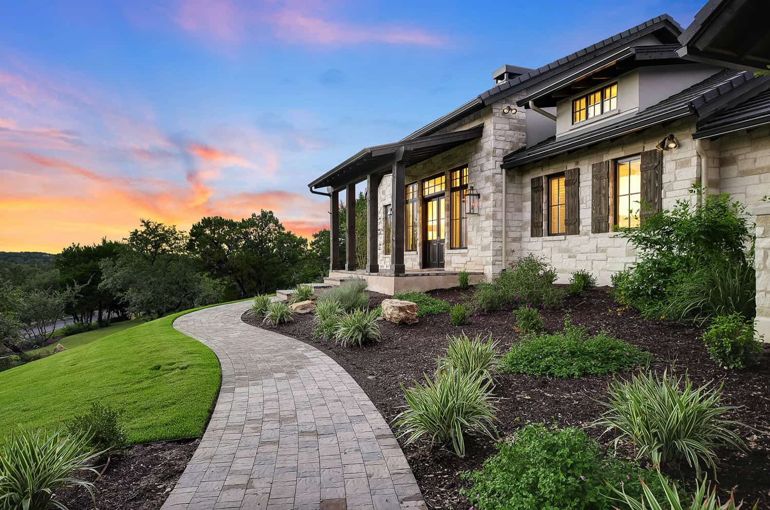 rustic-farmhouse-style-home-exterior