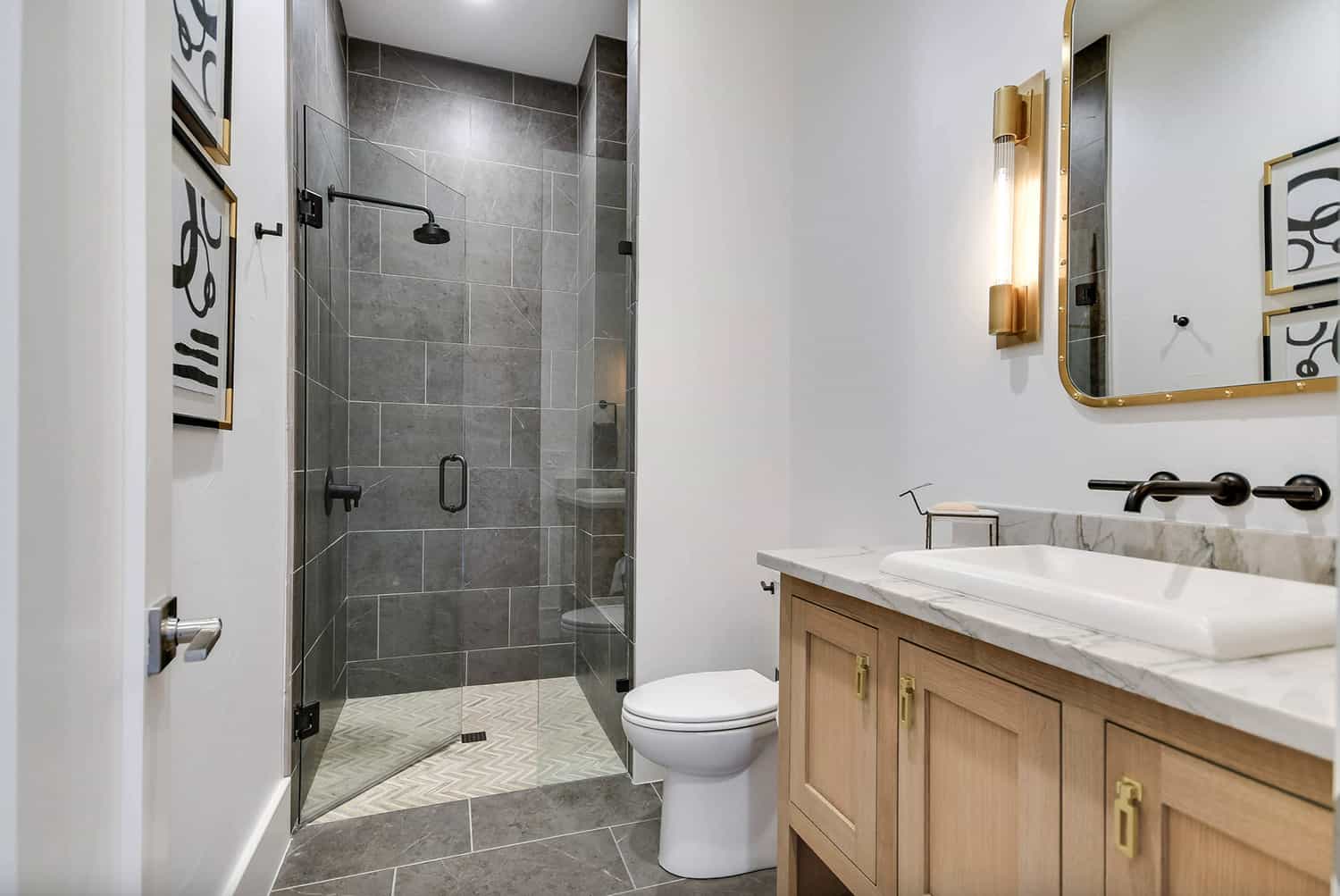rustic-farmhouse-bathroom