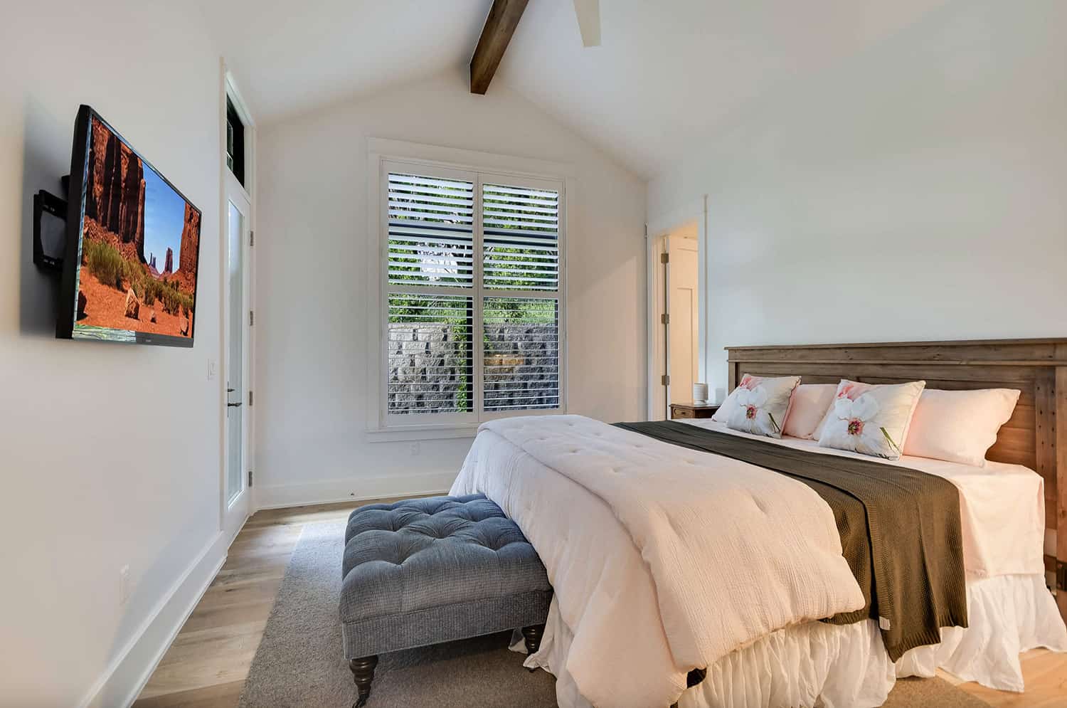 rustic-farmhouse-bedroom