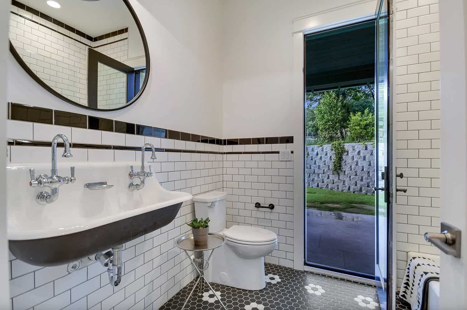 rustic-farmhouse-bathroom
