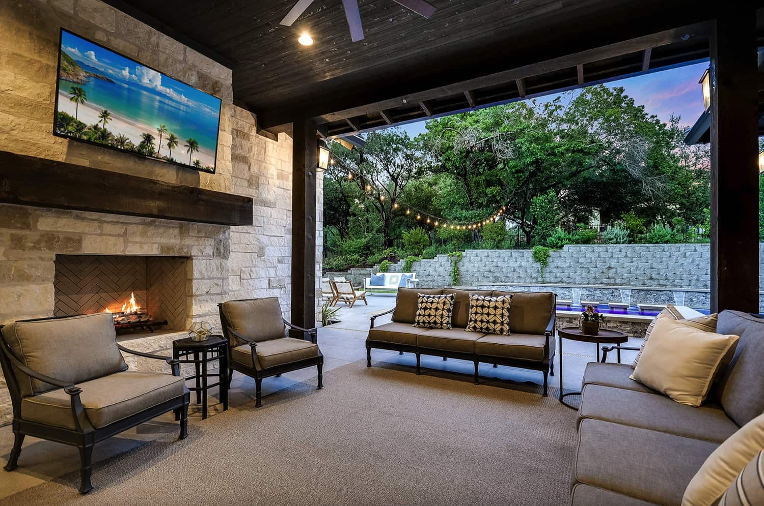 rustic-farmhouse-covered-patio