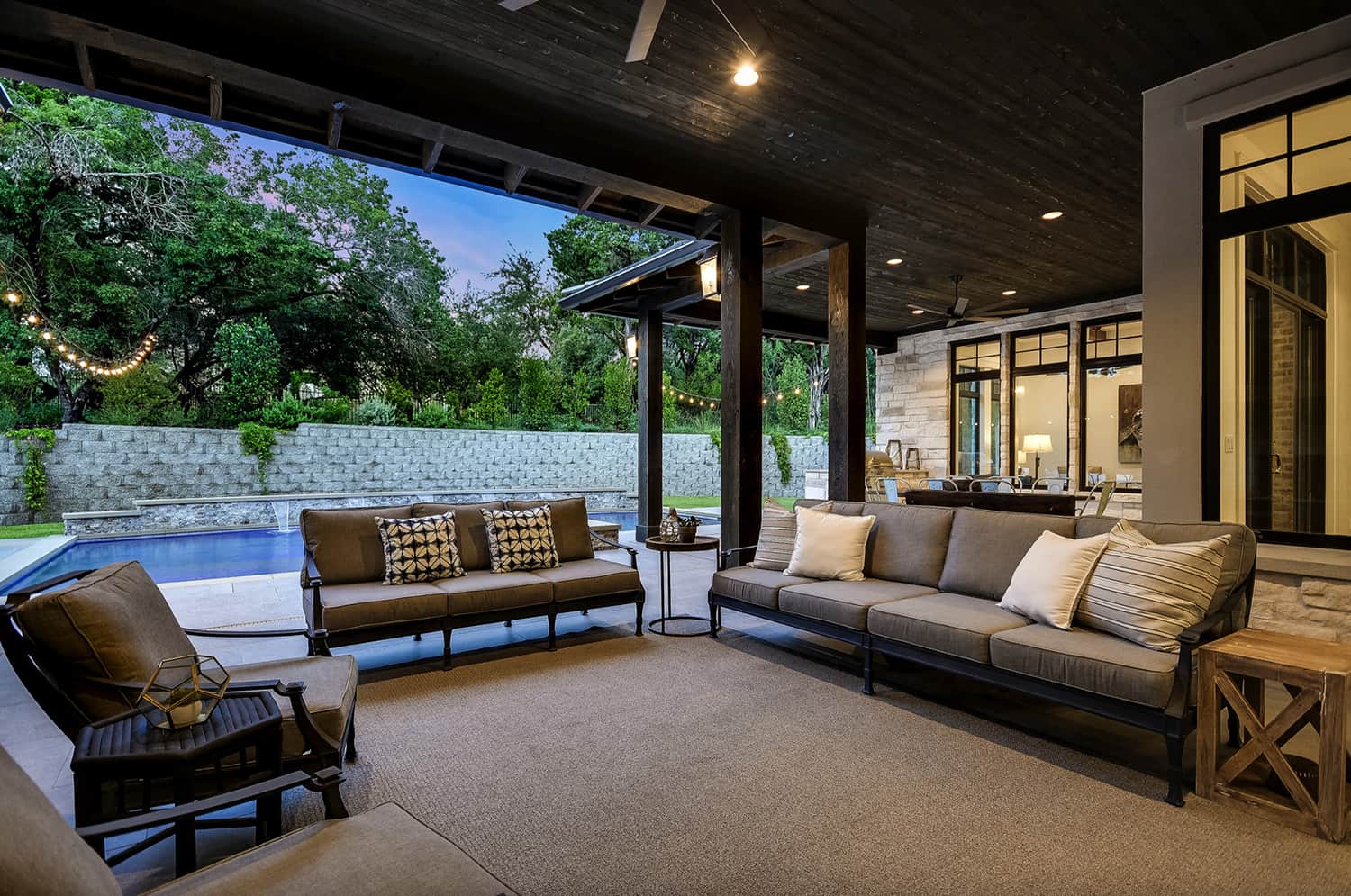 rustic-farmhouse-covered-patio