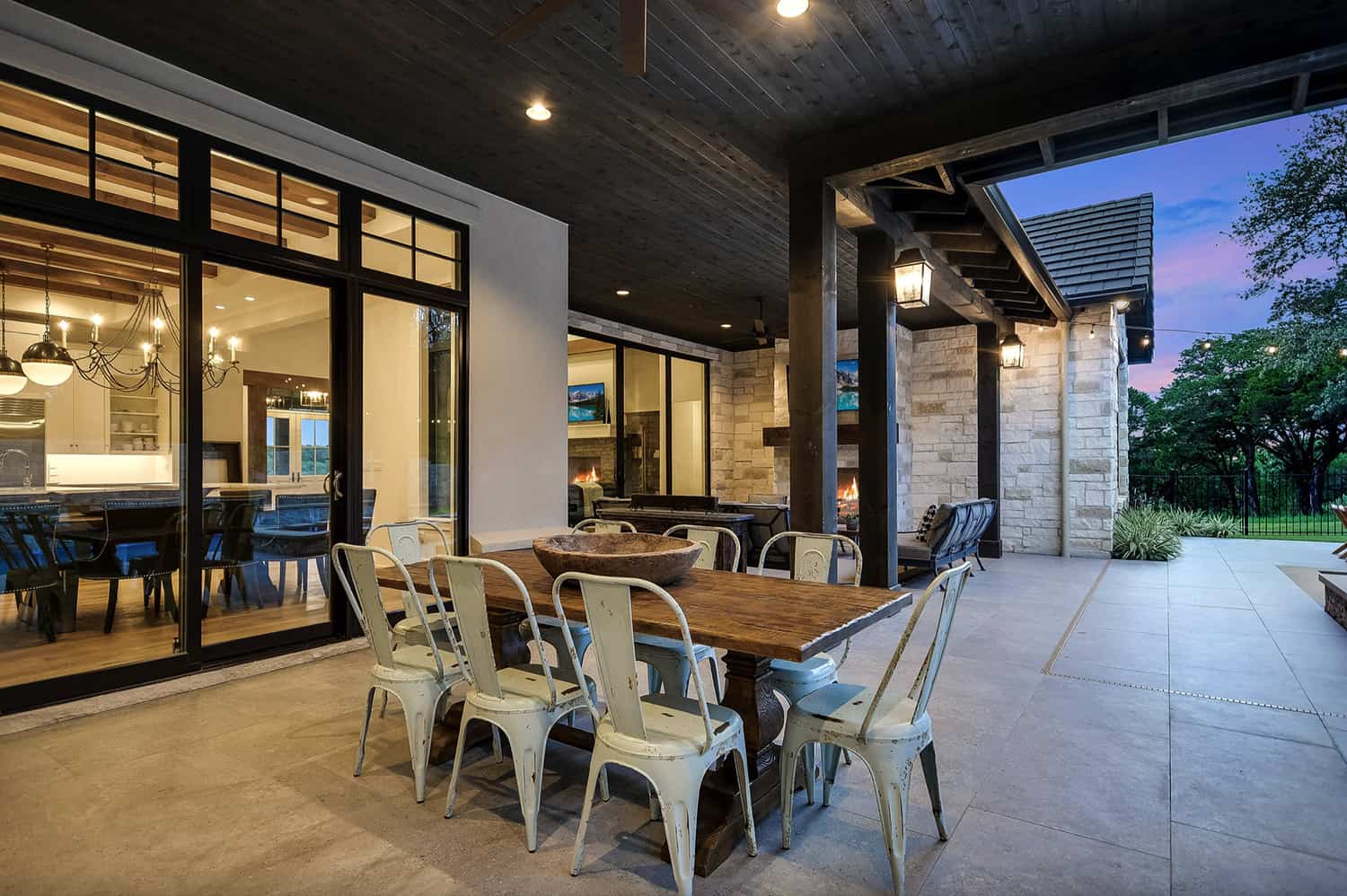 rustic-farmhouse-covered-patio-dining