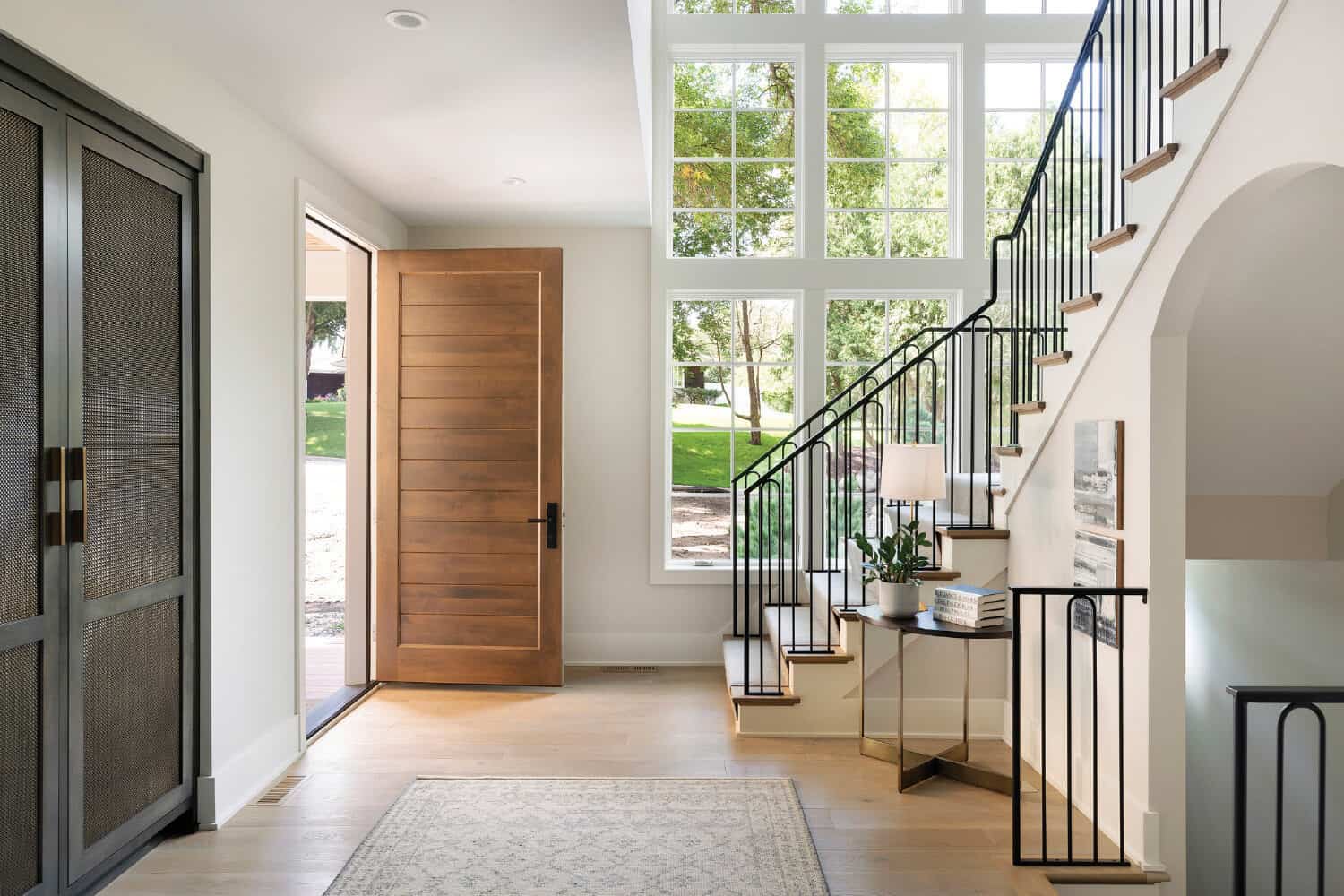 transitional-entry-with-staircase