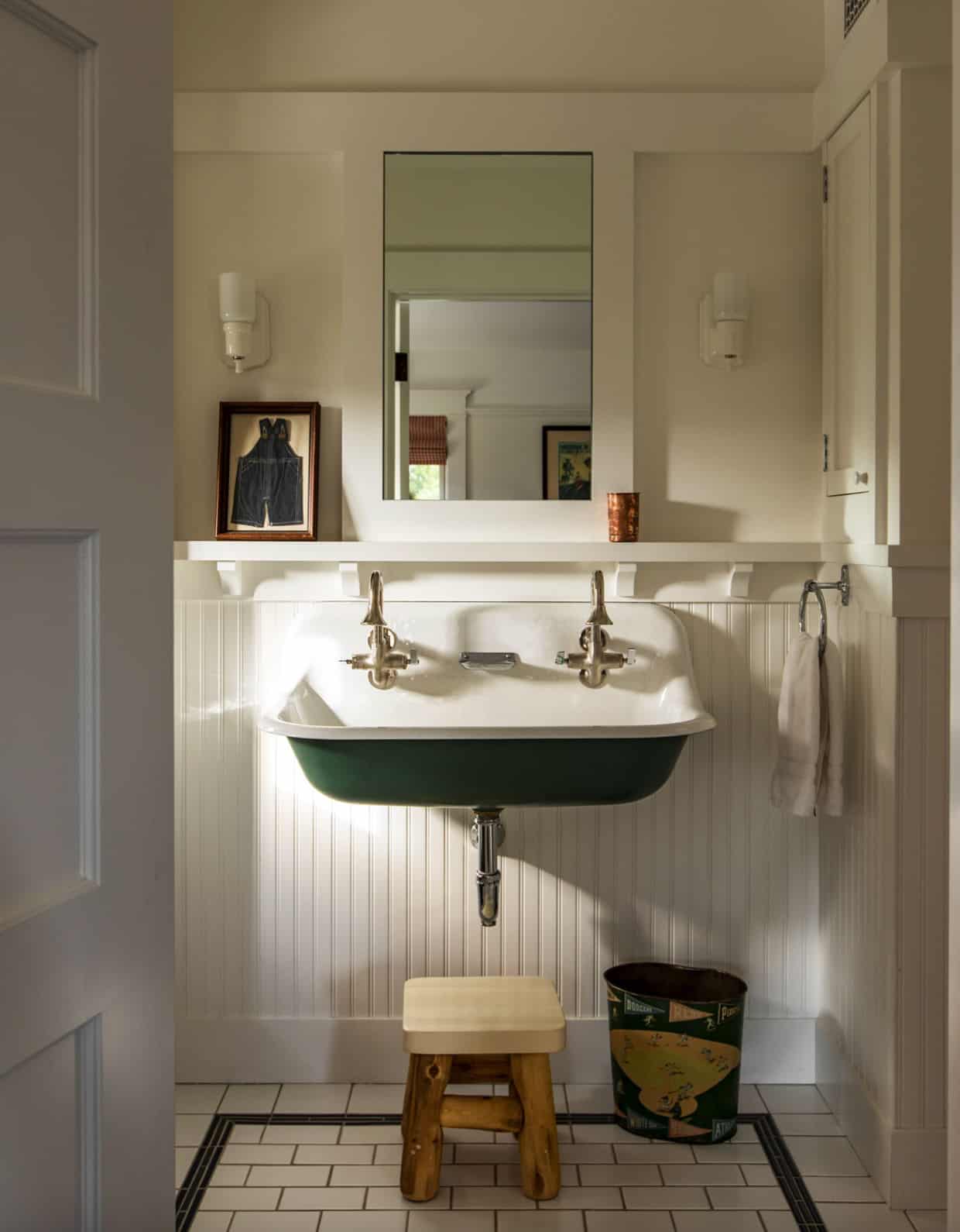 craftsman-bathroom