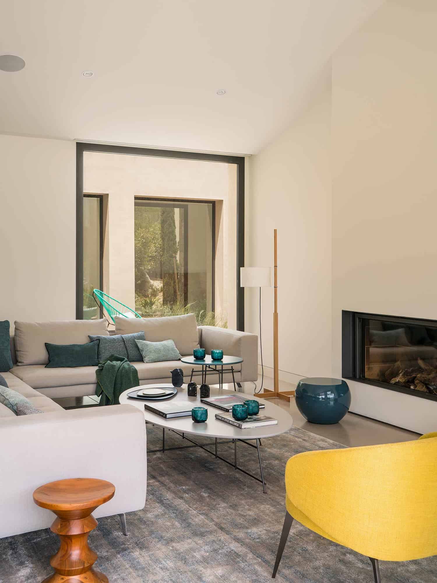 mediterranean-style-living-room