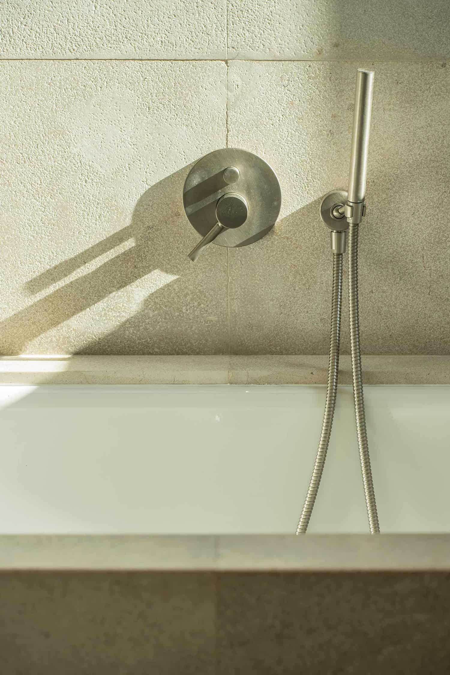 mediterranean-style-bathroom