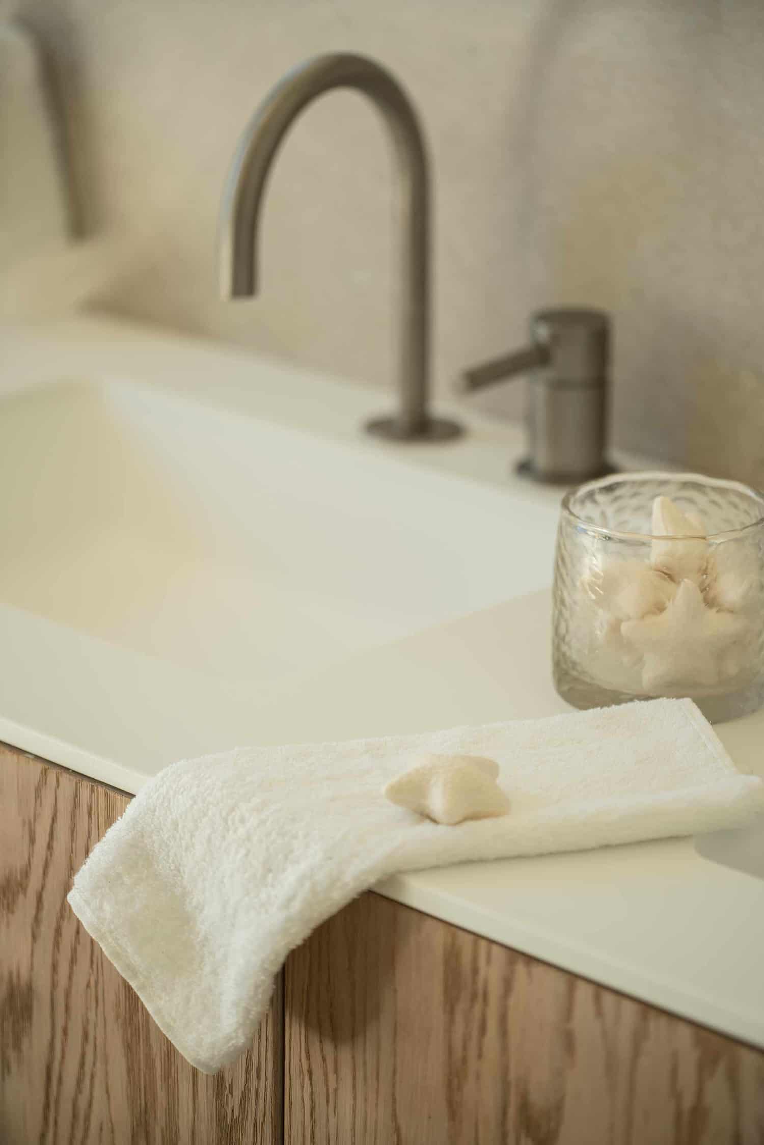 mediterranean-style-bathroom