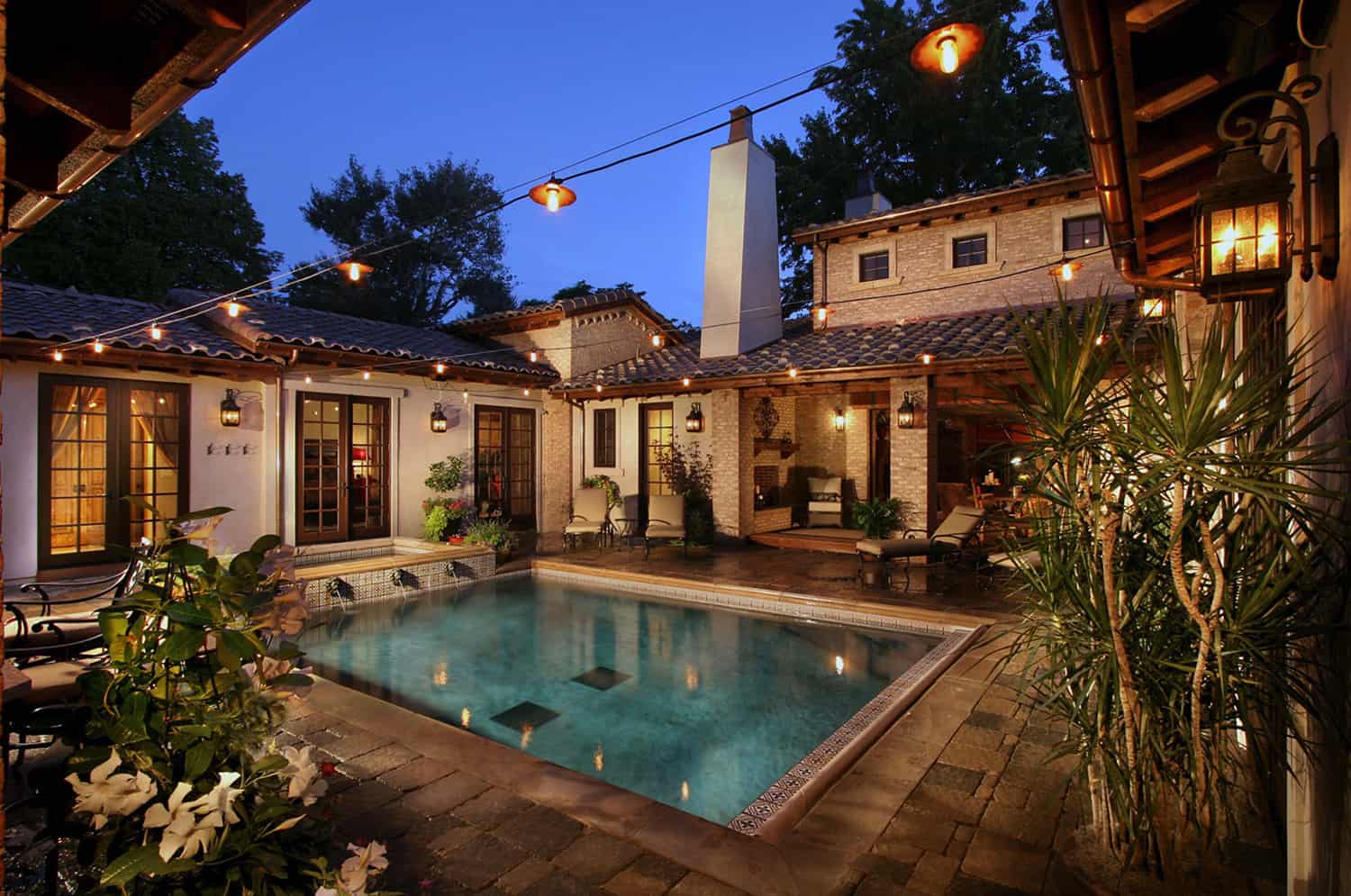 mediterranean-style-courtyard-swimming-pool