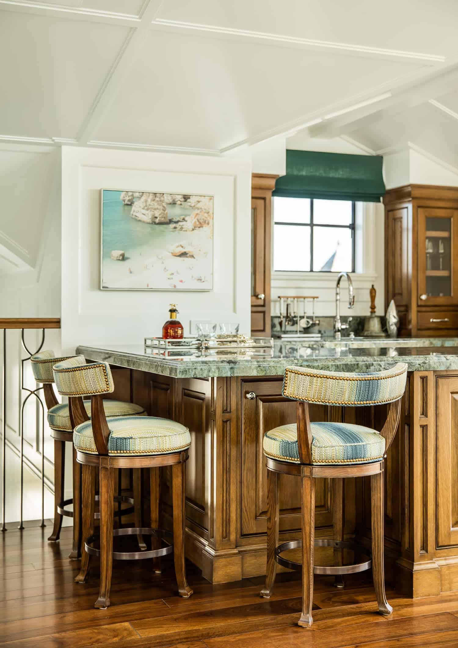 traditional-home-bar