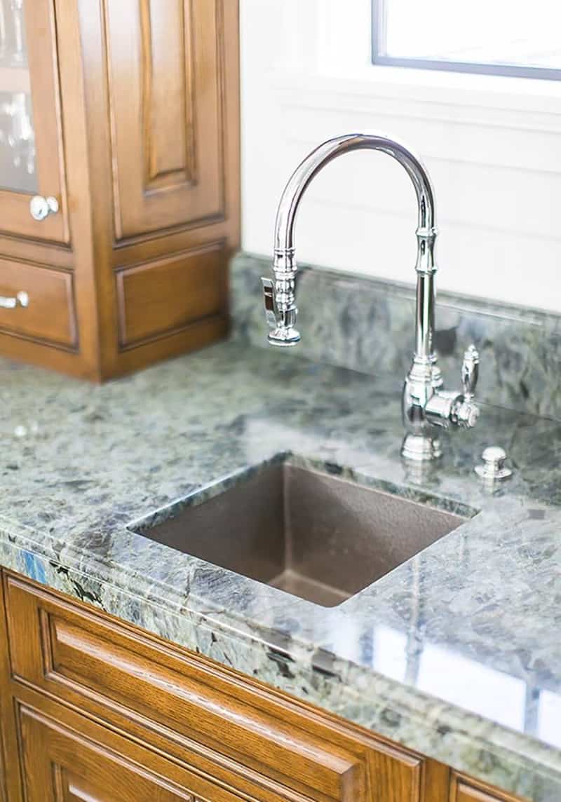 traditional-home-bar-countertop