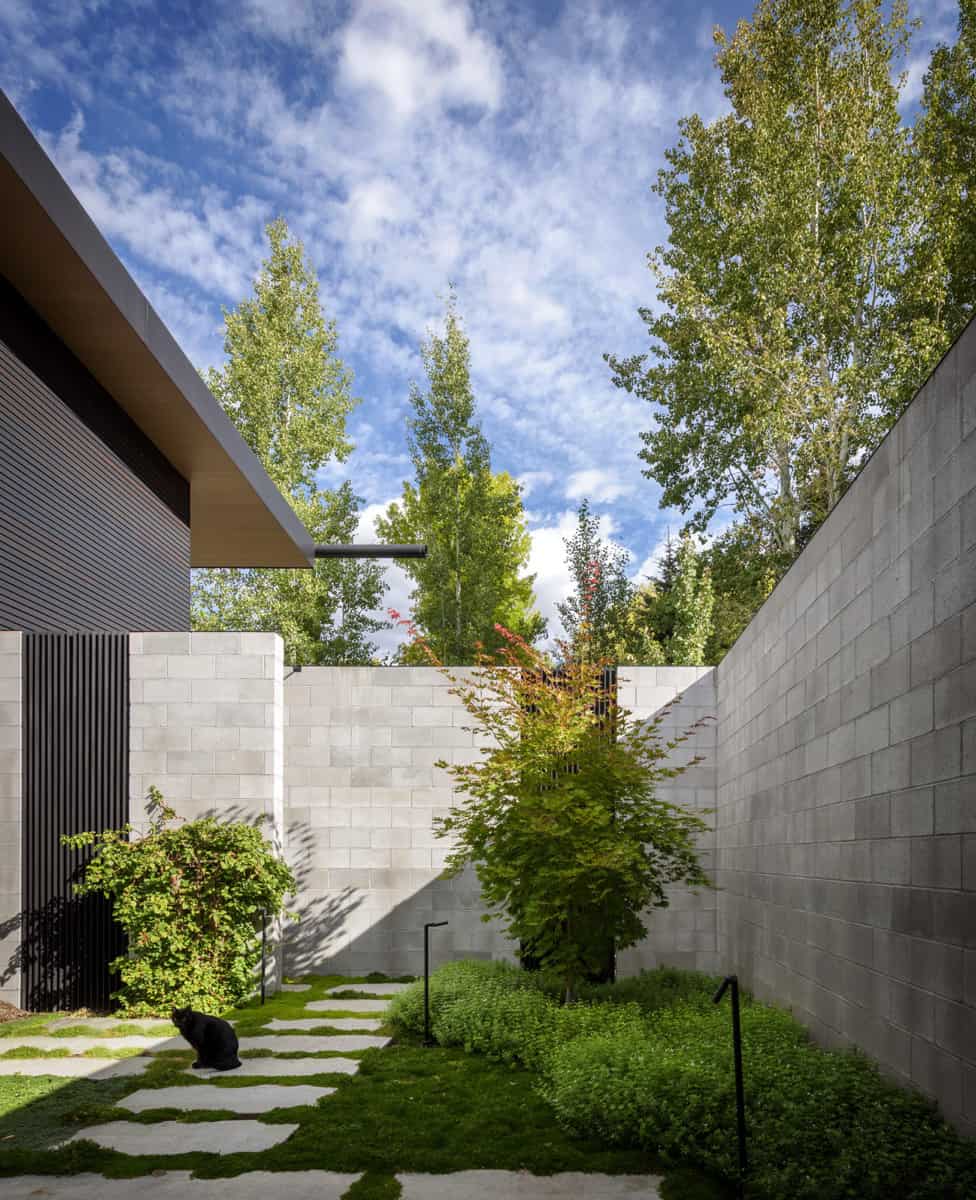mountain-contemporary-home-exterior