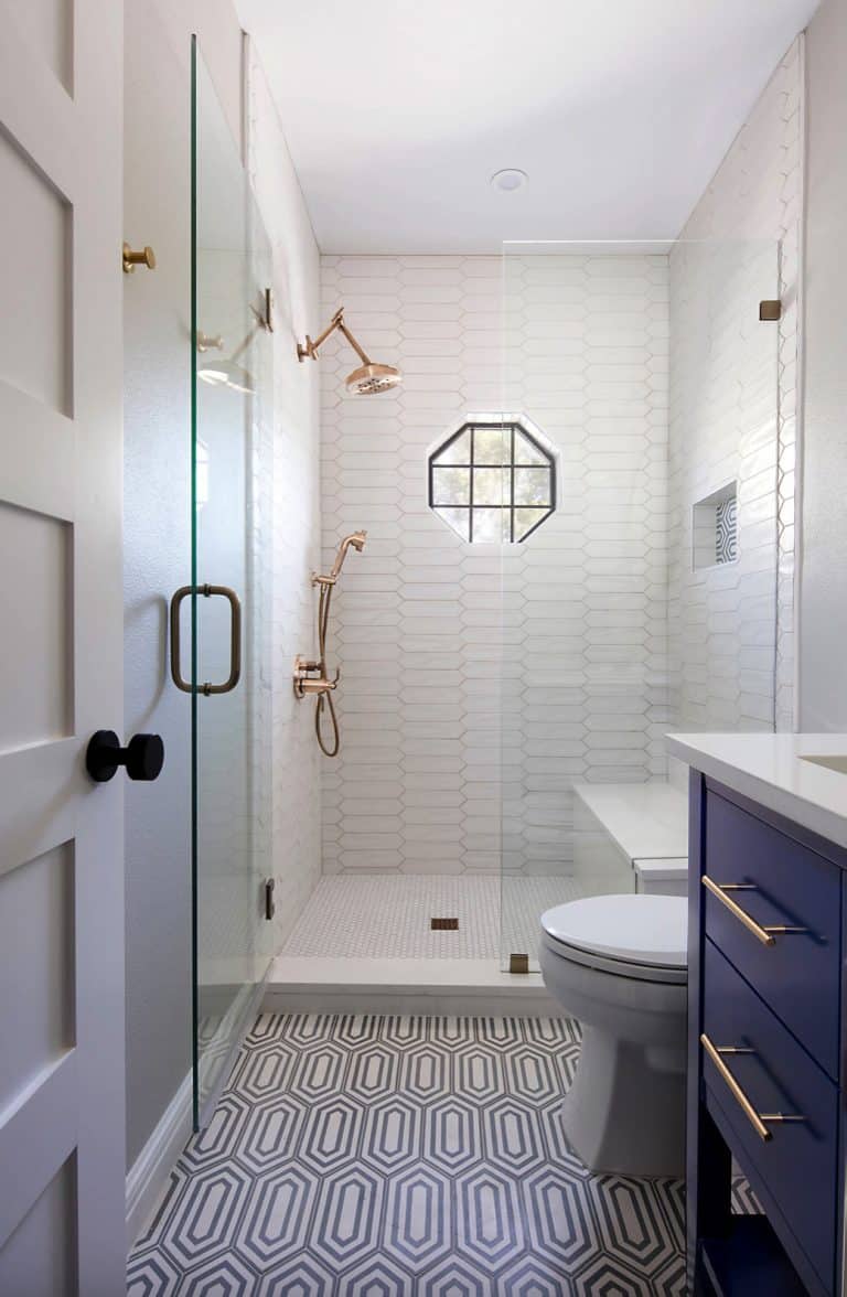 18 Beautiful And Refreshing Blue And White Bathroom Design Ideas