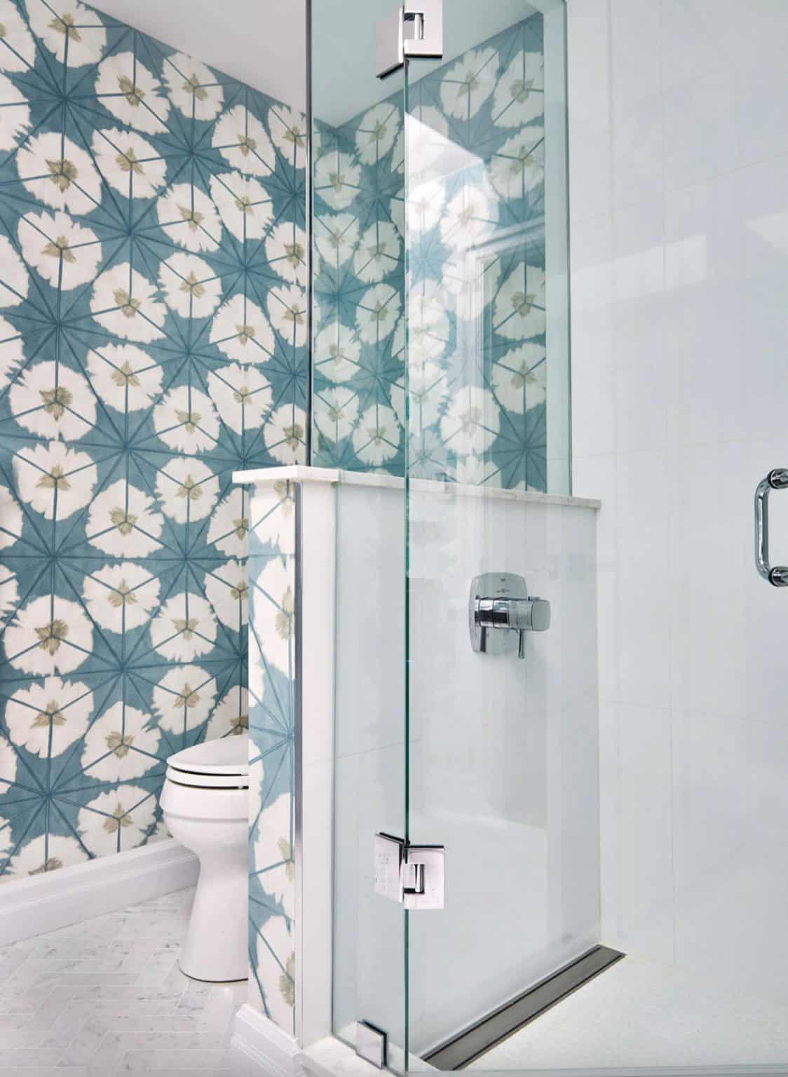 18 Beautiful And Refreshing Blue And White Bathroom Design Ideas