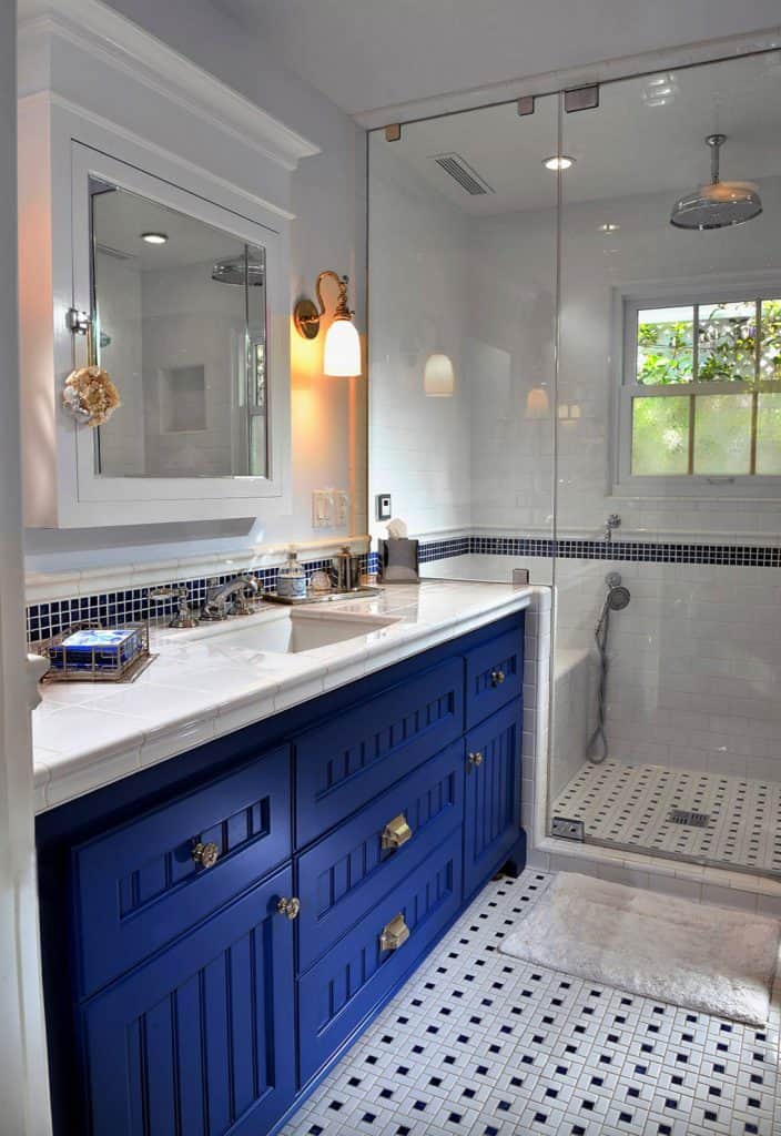 18 Beautiful And Refreshing Blue And White Bathroom Design Ideas
