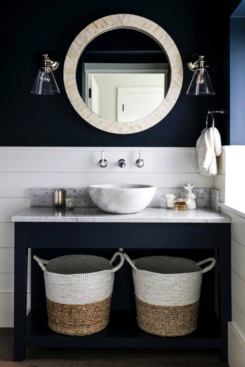 18 Beautiful And Refreshing Blue And White Bathroom Design Ideas