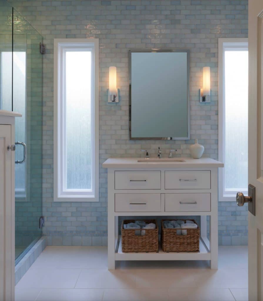 18 Beautiful And Refreshing Blue And White Bathroom Design Ideas