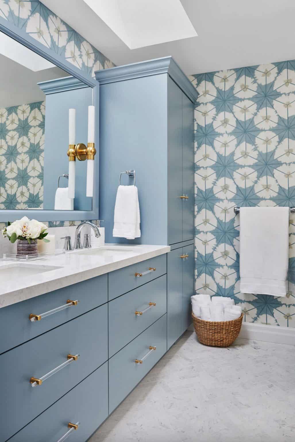 18 Beautiful And Refreshing Blue And White Bathroom Design Ideas