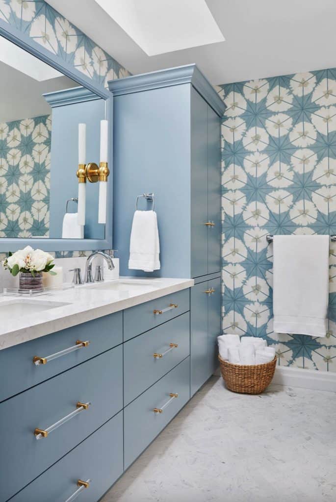 18 Beautiful And Refreshing Blue And White Bathroom Design Ideas