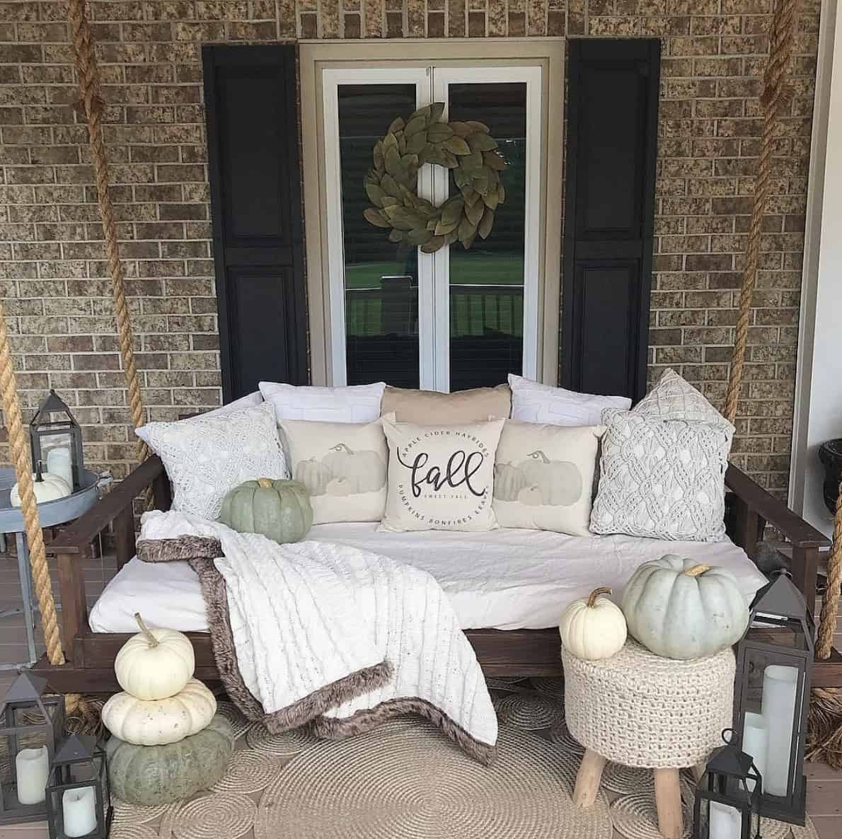 fall-porch-decorating-ideas-with-pumpkins-and-a-swing