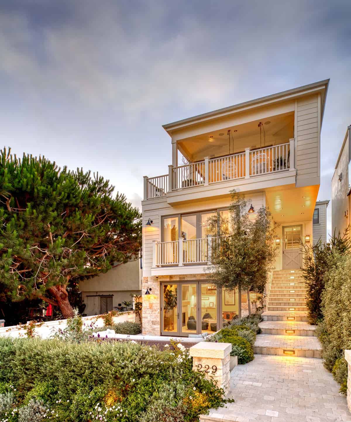 coastal-farmhouse-beach-style-exterior