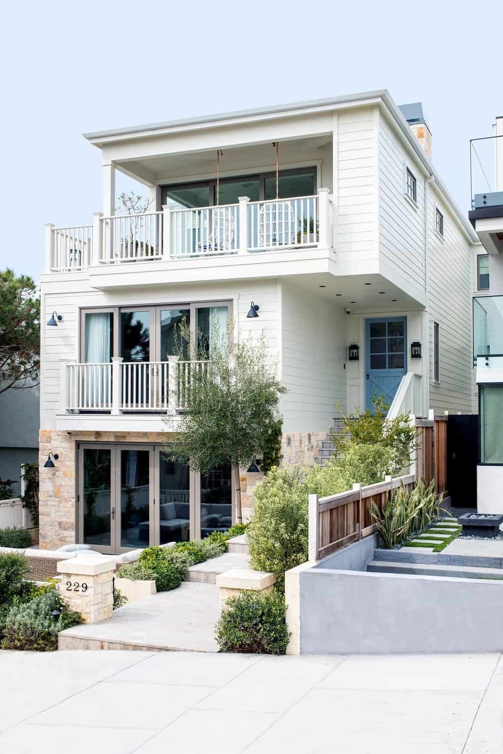 coastal-farmhouse-beach-style-exterior