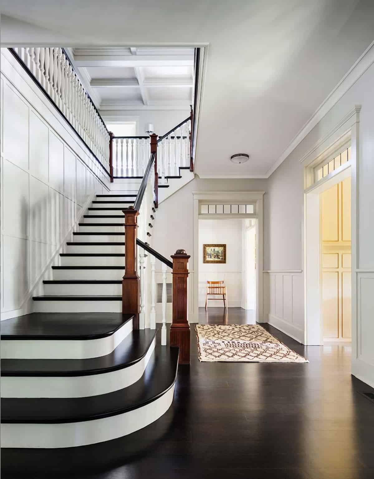 traditional-entry-and-staircase