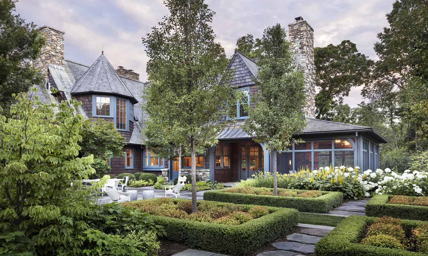 traditional-style-courtyard