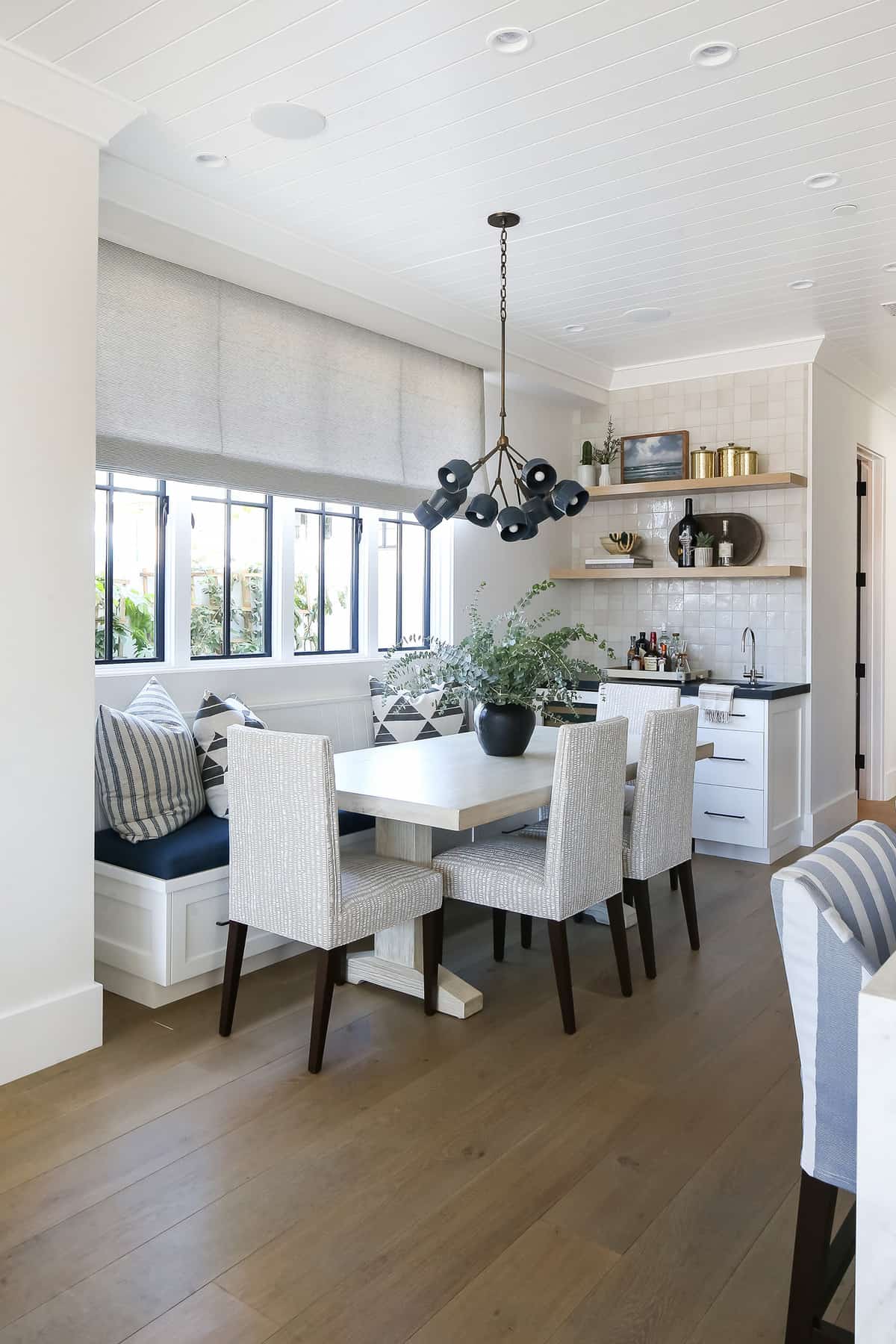 beach-style-dining-room