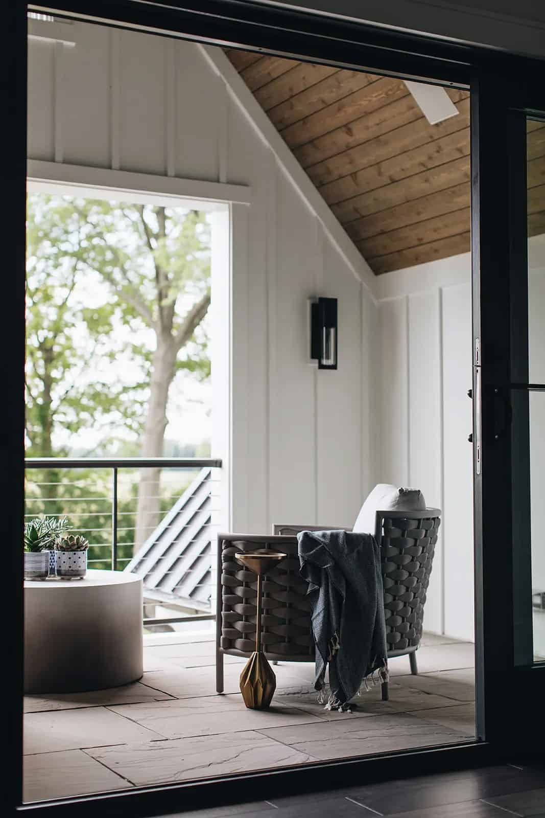 modern-farmhouse-balcony