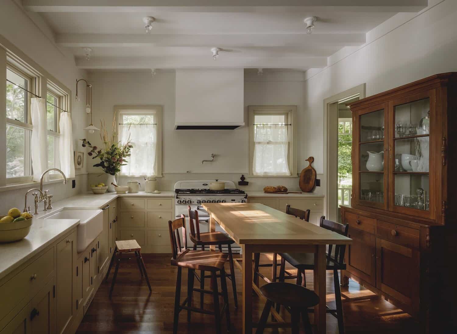 contemporary-farmhouse-style-kitchen