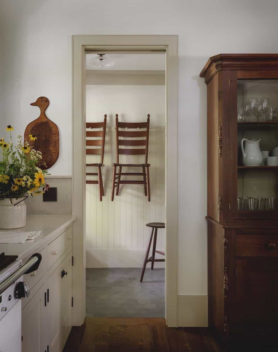 contemporary-farmhouse-style-kitchen-with-mudroom-view