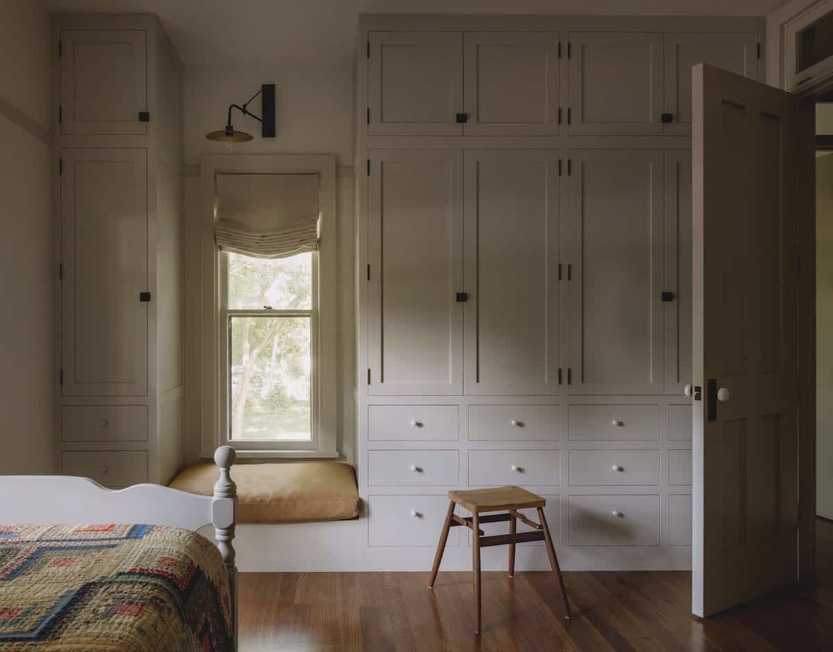 contemporary-farmhouse-style-bedroom