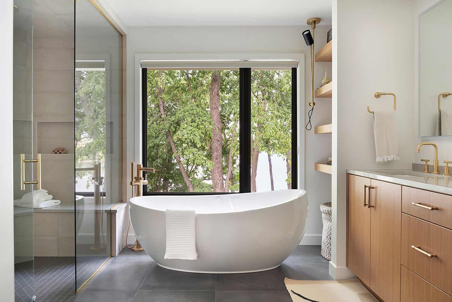 modern-bathroom-with-tub