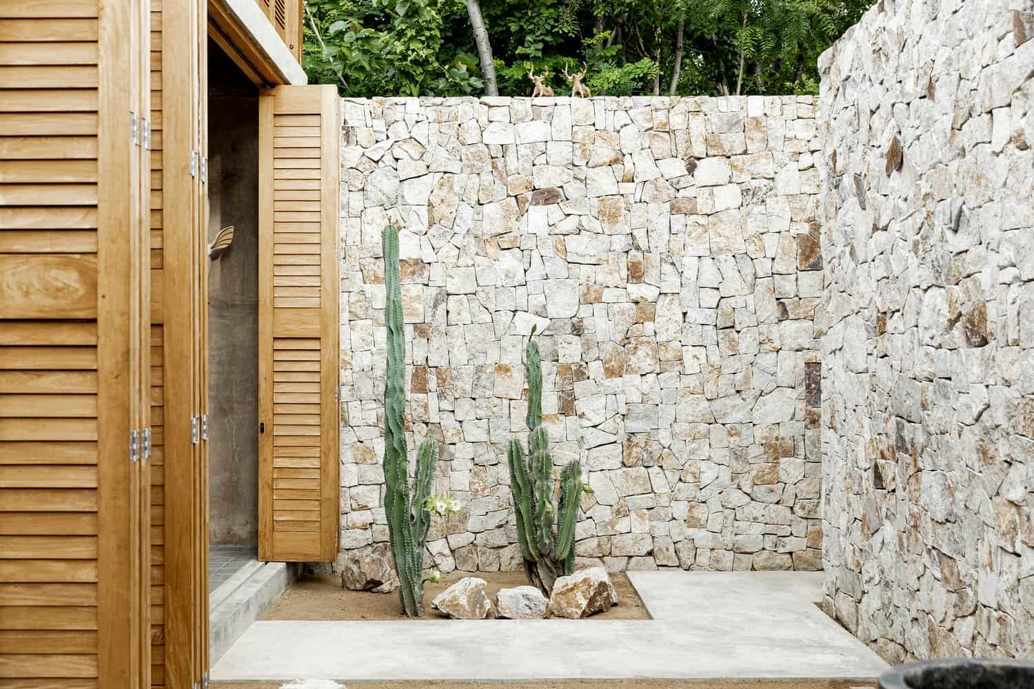 contemporary-hillside-home-exterior