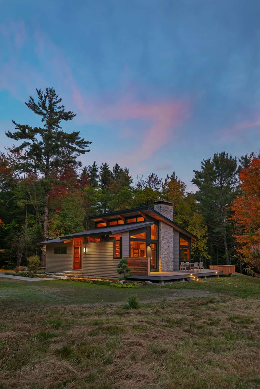 mid-century-modern-home-exterior-dusk