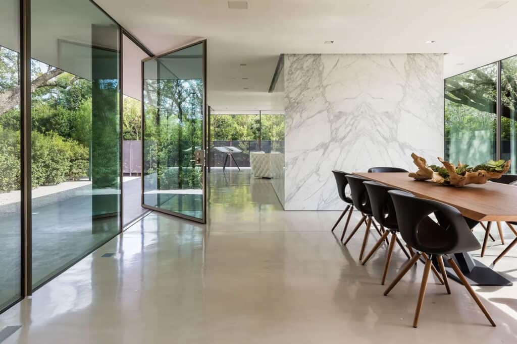 This modernist glass house in Texas provides the ultimate in luxury