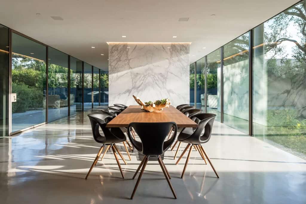 This modernist glass house in Texas provides the ultimate in luxury