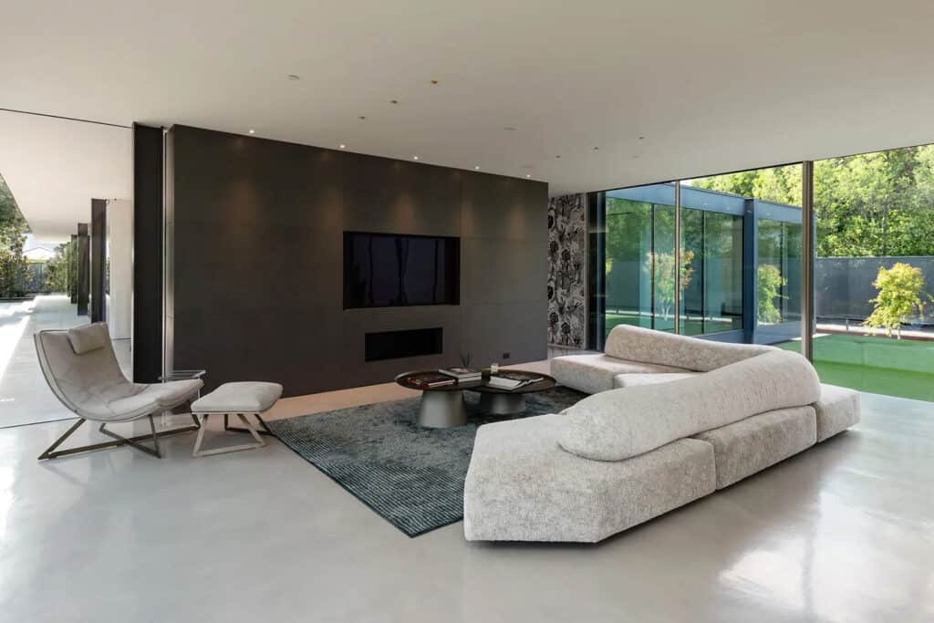 This modernist glass house in Texas provides the ultimate in luxury